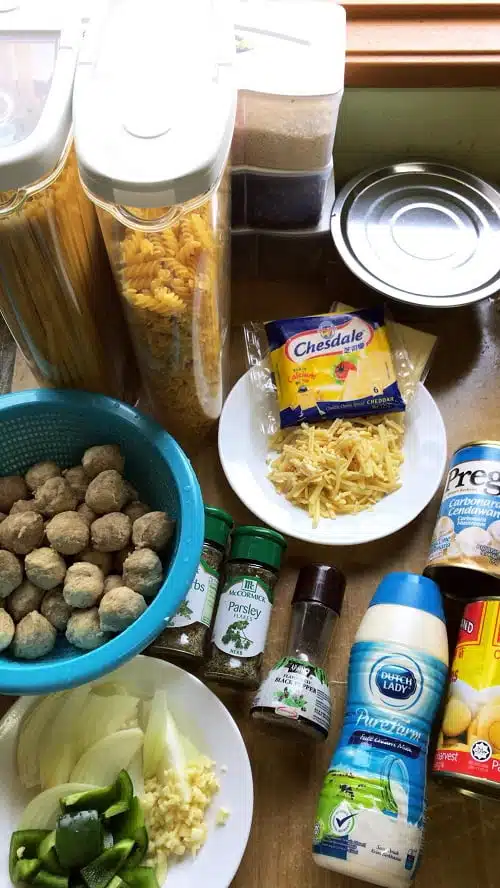 Bahan Fettuccine With Baked Carbonara Meatball Cheese