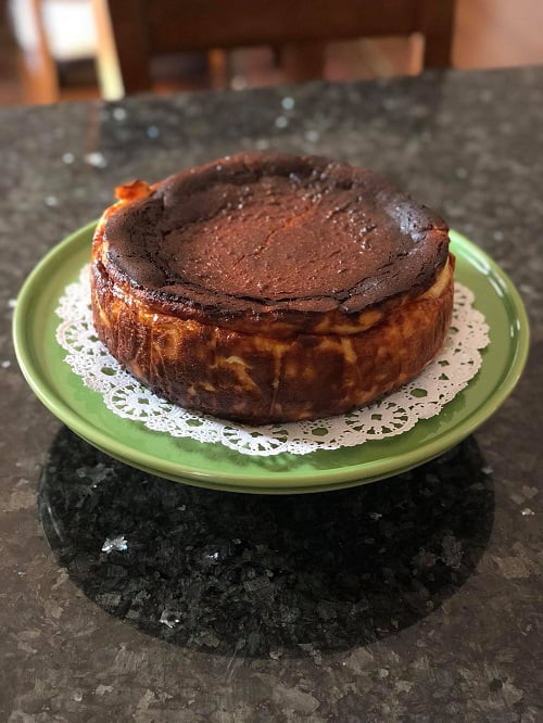 Resepi Basque Burnt Cheesecake Dengan Sos Strawberry 