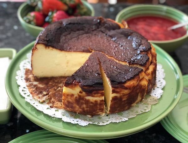 resepi-basque-burnt-cheesecake-dengan-strawberry-compote