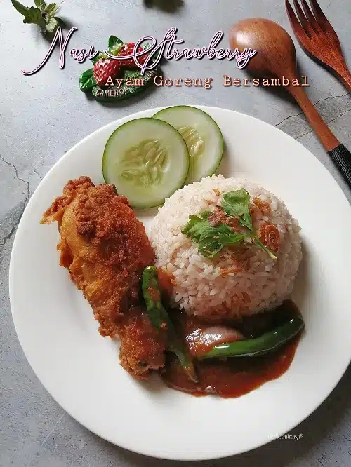 Nasi Strawberi Dengan Ayam Goreng Bersambal