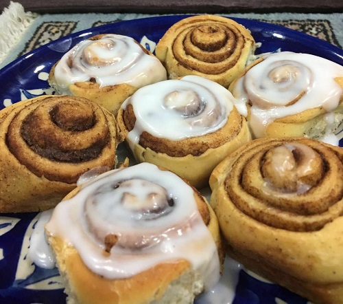 homemade-mini-cinnamon-rolls-dengan-royal-icing-glaze