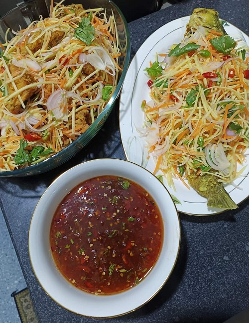 Ayam dan Ikan Siakap Mangga Dengan Sos Thai