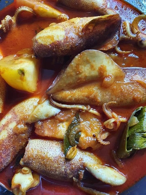 Nasi Ganja Ayam Goreng dan Kari Sotong